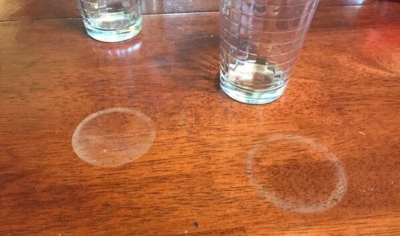 На овој начин исчистете ги дамките од чаши на маса