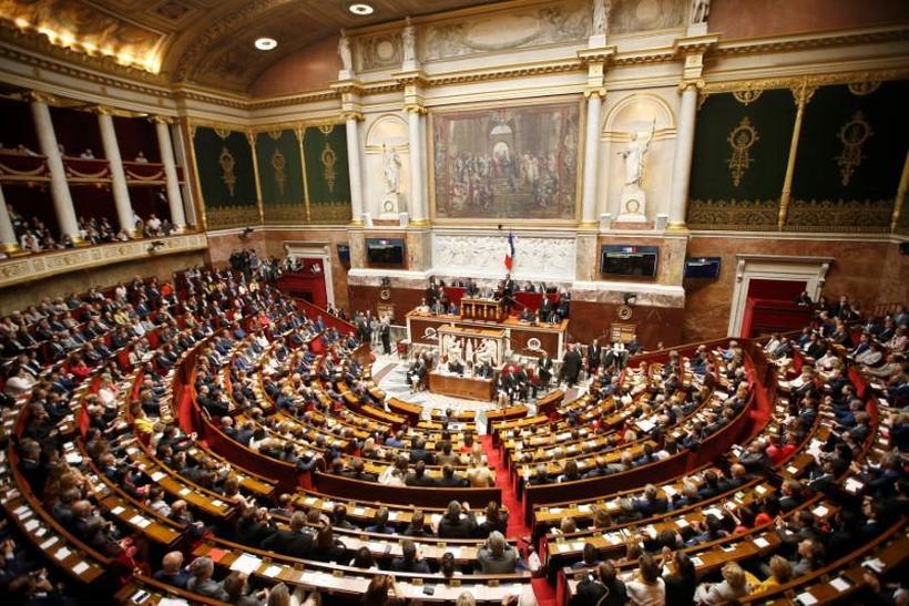 Угостителите и лекарите без ковид-пасош ќе имаат намалена плата во Франција