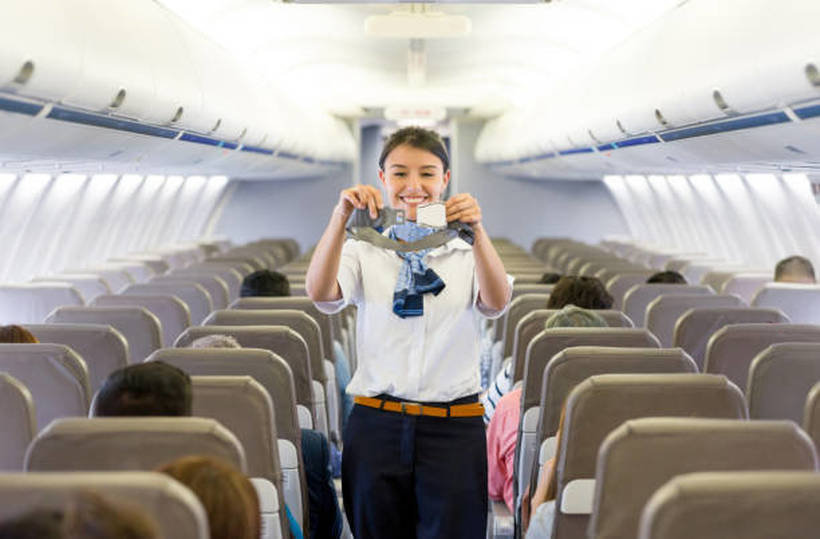 Дали знаете зошто патниците во авионите немаат исти појаси како пилотите и стјуардесите?