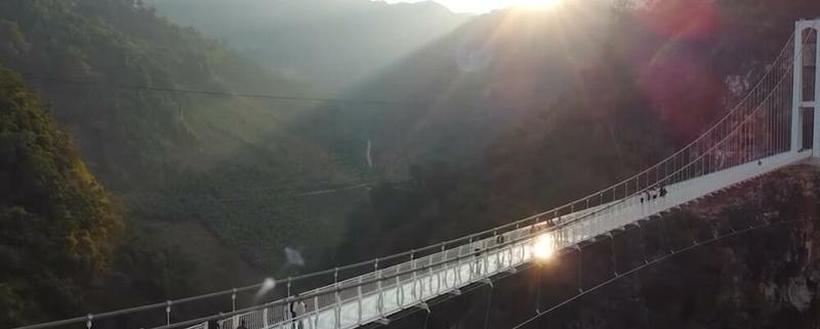 Во Виетнам отворен најдолгиот стаклен мост во светот