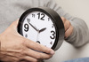 Не заборавајте да ги поместите стрелките на часовникот: Ќе спиеме еден час повеќе – еве кога!