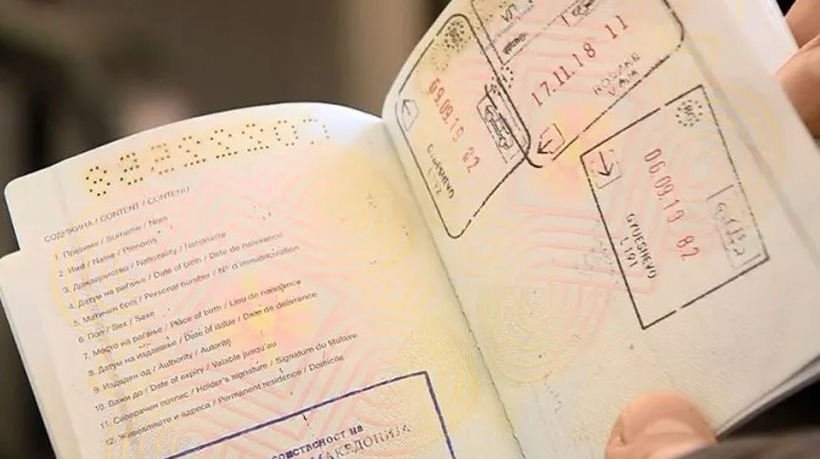 Што значи кога на граница ќе ви допишат буква на печатот во пасошот