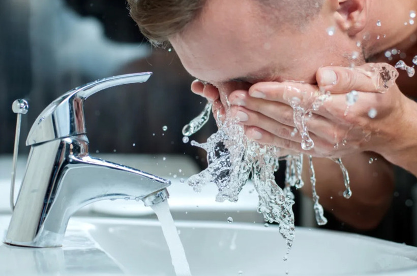 Го миете лицето наутро? Дерматолозите открија зошто тоа можеби и не е најдобра идеја