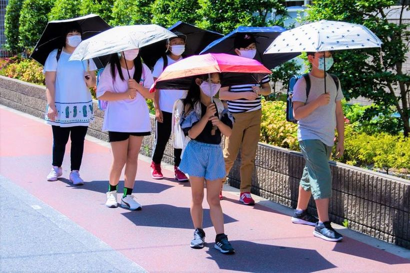 Децата во Јапонија ќе добијат специјално направени чадори кои ќе ги штитат од жештините