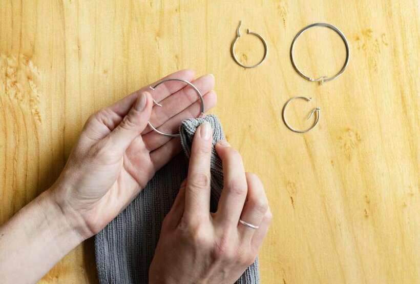 Спасете ја бижутеријата: Вашиот накит пак ќе заблеска со помош на една ситница од бањата