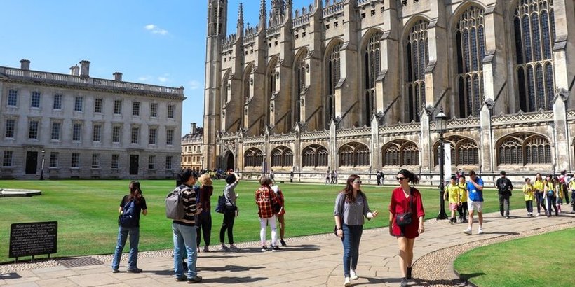 Универзитетите во Англија може да бидат казнети доколку студентите не добијат работа
