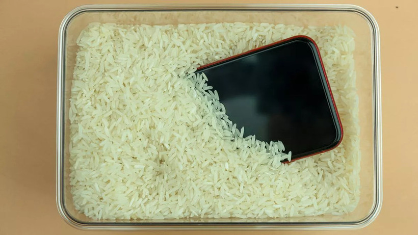 Дали успева трикот со ориз? Најпознатите компании дадоа одговор како да го исушите телефонот: Ова никогаш не треба да го правите