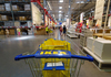 Како Ikea, Walmart и другите се обидуваат да ги придобијат купувачите исплашени од инфлација?