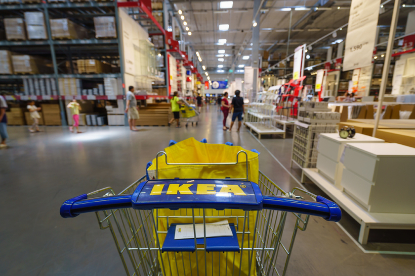 Како Ikea, Walmart и другите се обидуваат да ги придобијат купувачите исплашени од инфлација?