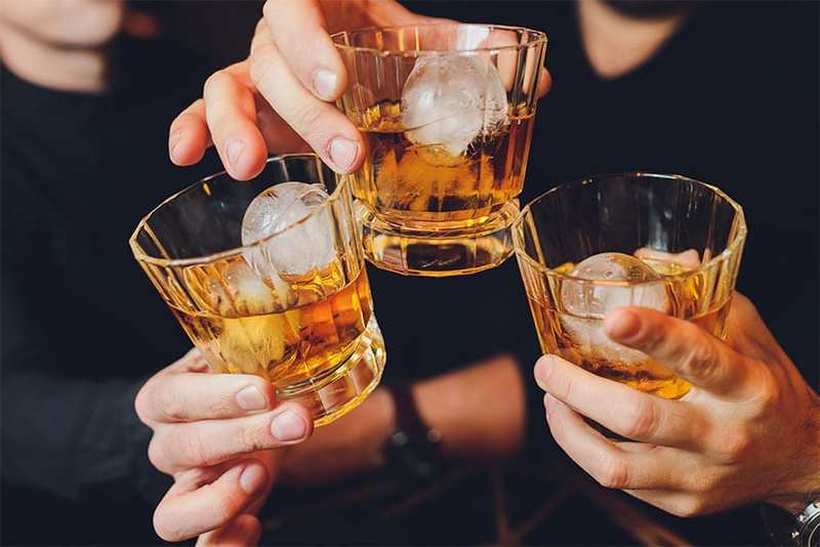 Истражување: Пандемијата го нормализираше пиењето штетни количини алкохол