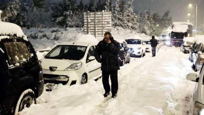 Компанијата што го чистеше патот во Грција мора да плати 2.000 евра на сите што останаа заробени во снегот