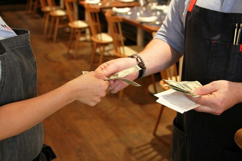 Поранешен шеф на ФБИ открил трик со чија помош келнерите добиваат голем бакшиш – еве каква тактика користат