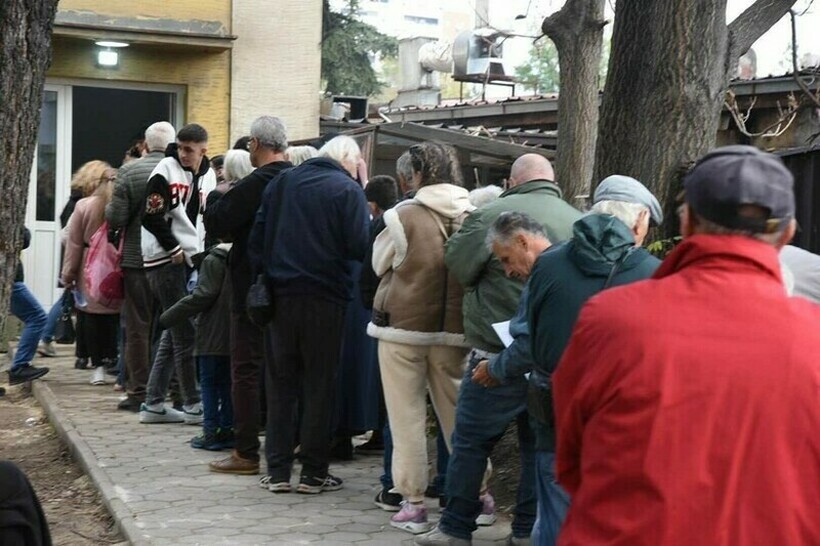 Метеж, турканици и револт-редици граѓани со часови чекаат за нови документи