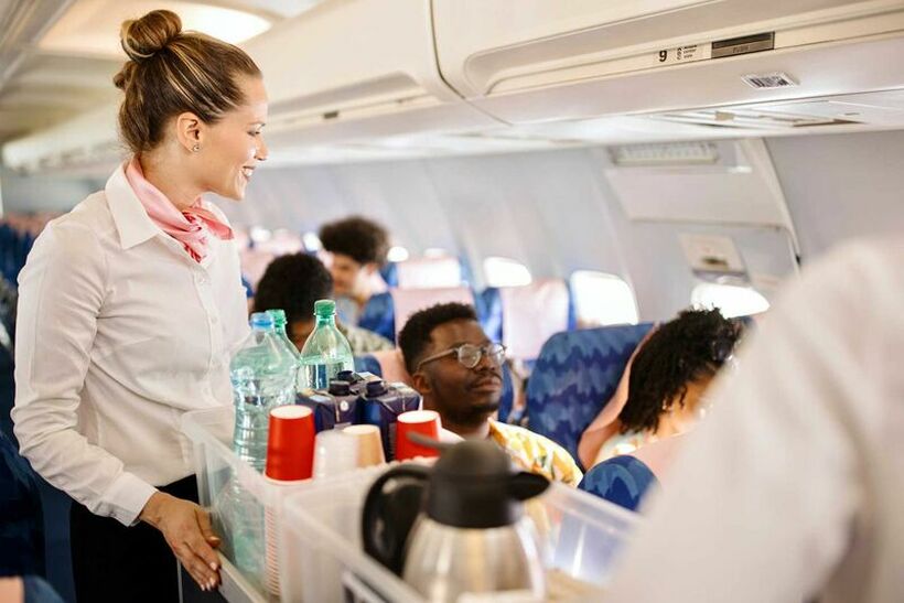 Стјуардеси ни откриваат кои осум работи во авионот се бесплатни: Од патниците ова ретко кој го знае