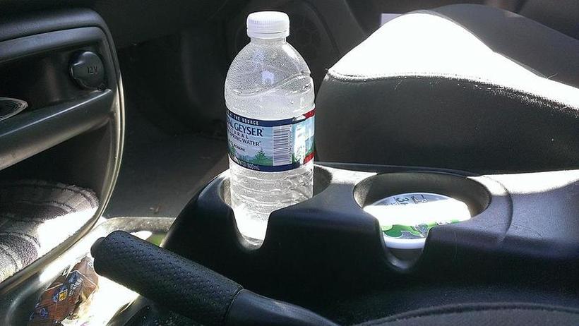 Оставате шише со вода во автомобилот? Правите голема грешка, а еве и зошто