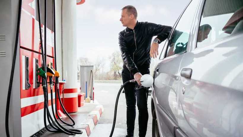 Франција размислува да воведе „ваучери за бензин“ за луѓе со ниски приходи