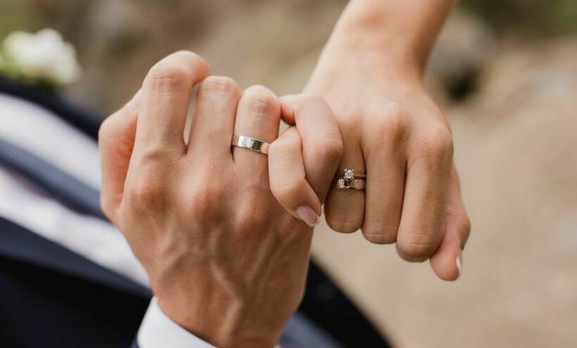 На која рака се носи бурмата, а на која вереничкиот прстен? Како настанала традицијата стара со векови
