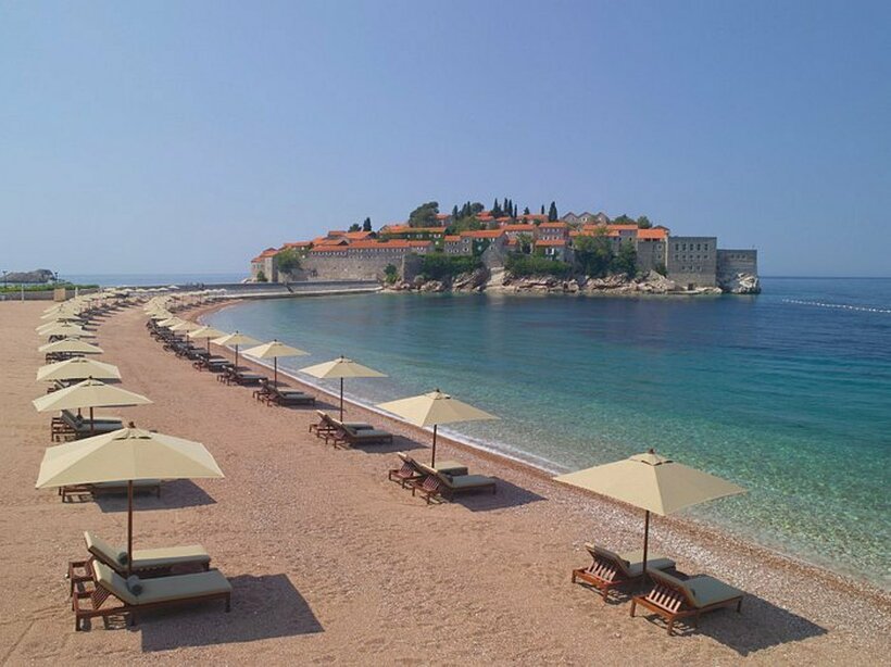 Лежалка на оваа плажа во Црна Гора чини 200 евра