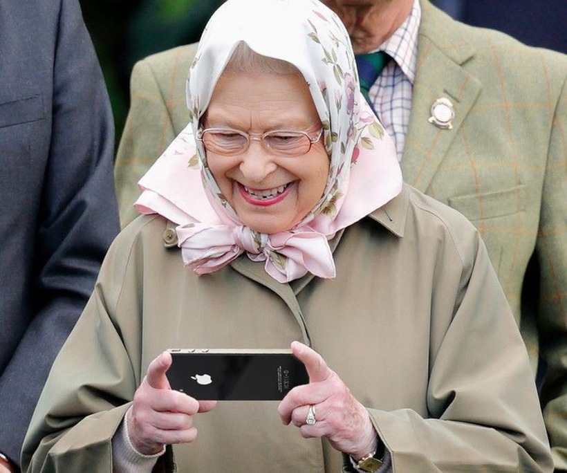Кралицата Елизабета користи мобилен телефон кој никој не може да го хакира, а на него разговара само со 2 личности