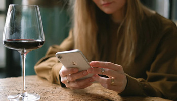 Еден поразличен ресторан: Оставете го телефонот и добијте гратис вино