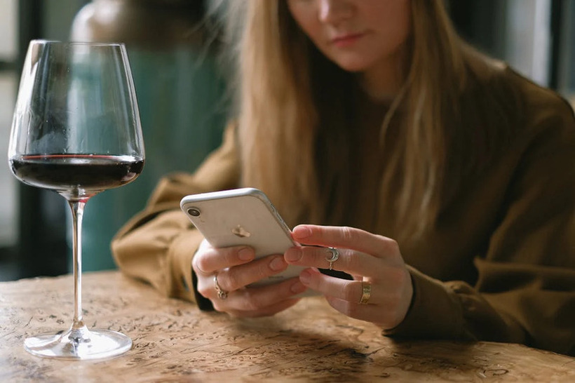 Еден поразличен ресторан: Оставете го телефонот и добијте гратис вино