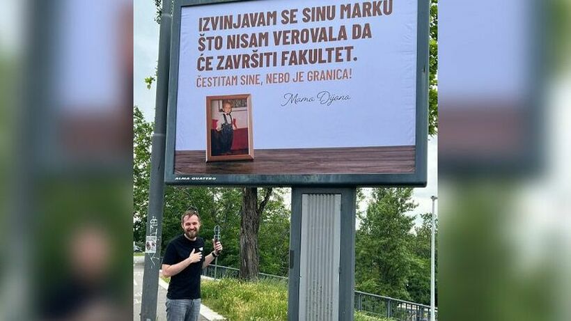 Мајка од Србија преку билборд му се извини на синот што не верувала дека ќе заврши факултет