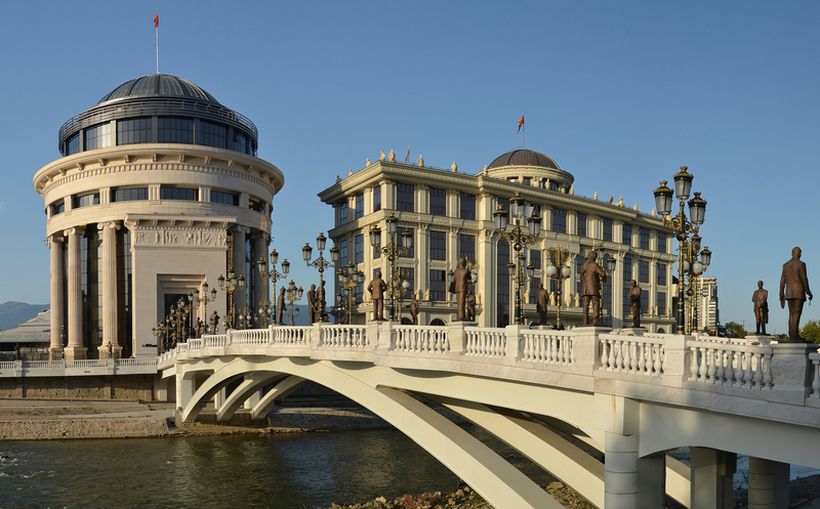 Еве како странските туристи го доживуваат Скопје со сите негови споменици