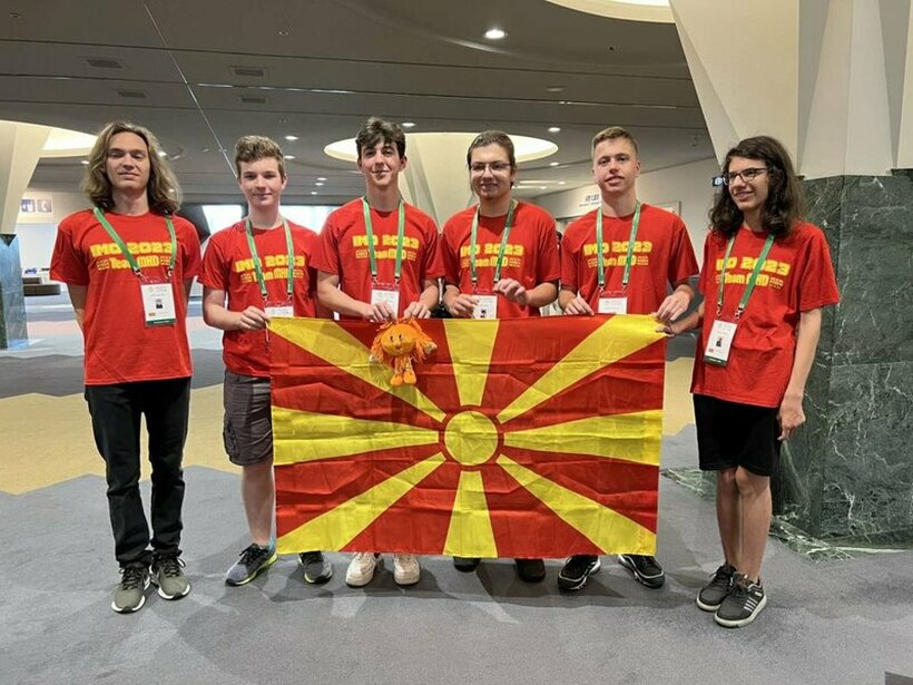 Eдно злато, едно сребро, две бронзи и две пофалници за Македонија на Интернационалната математичка олимпијада во Јапонија!