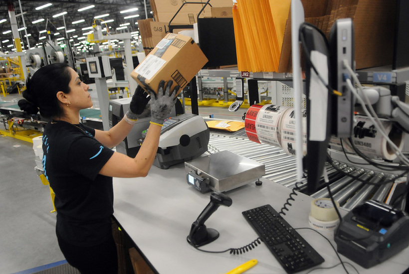 Нема криза за Amazon: Отворени 75 илјади работни места за да се постигне со нарачките