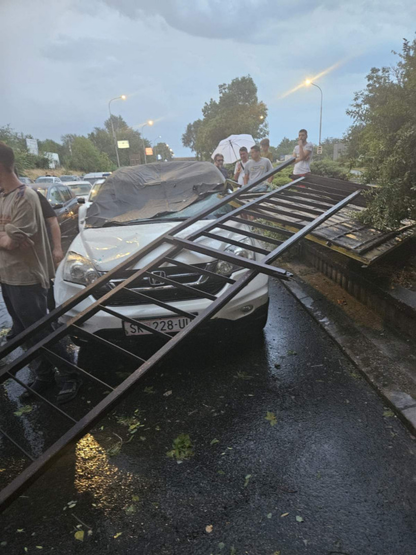 НЕВРЕМЕ:Падна ограда од мост влезот на Скопје БЛОКИРАН