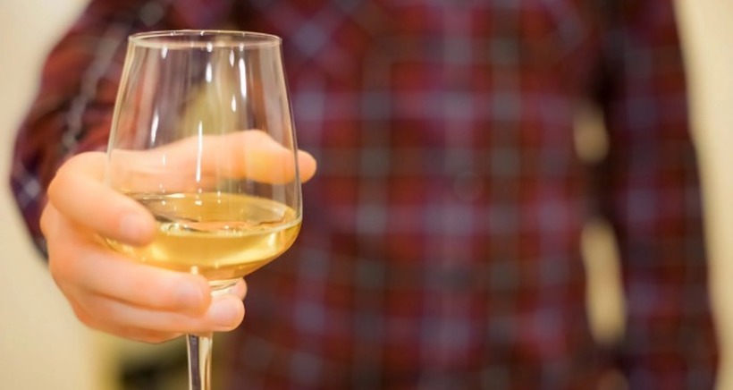ДАЛИ ЗНАЕТЕ: Како правилно се држи чаша за вино?