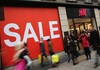 H & M ги намалува цените за да се раздели со непродадениот инвентар