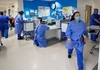 Англија: Итно отпуштање пациенти од болници поради недостиг на болнички кревети