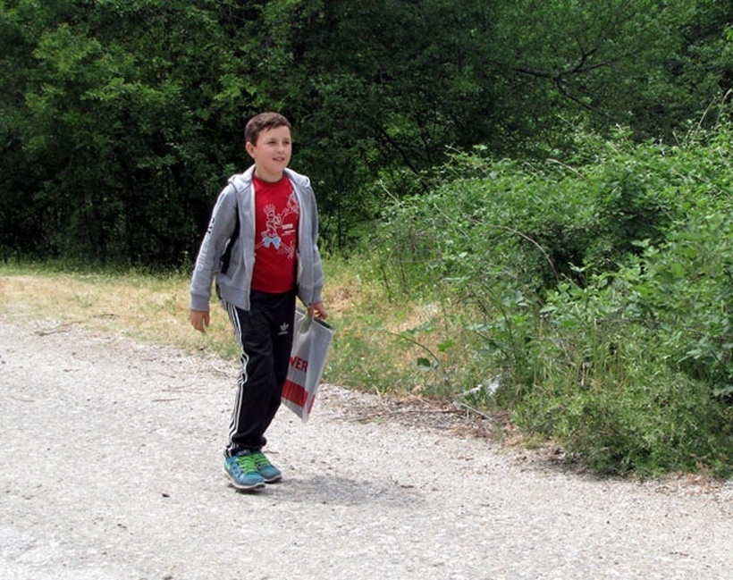 Марко живее во Србија, а учи во Македонија - секој ден поминува низ студена река