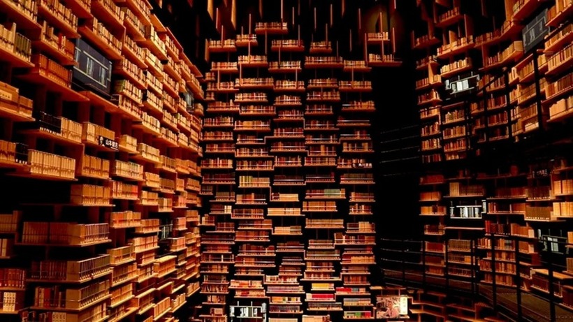 Огромна библиотека која содржи 50.000 книги, но ова место не е само за читателите