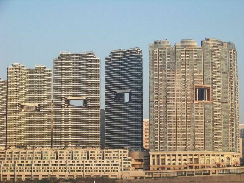 Зошто облакодерите во Хонг Конг имаат дупки во средината?