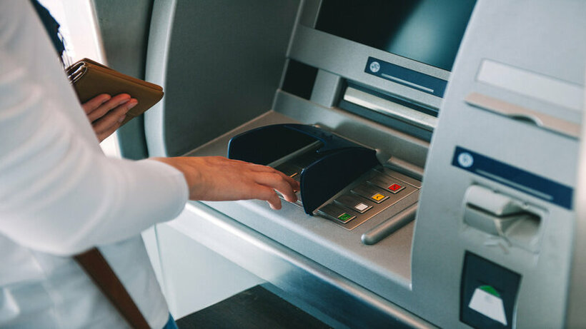 Се наоѓате во странска земја, а банкоматот ви ја „голтнал“ картичката – што сега?