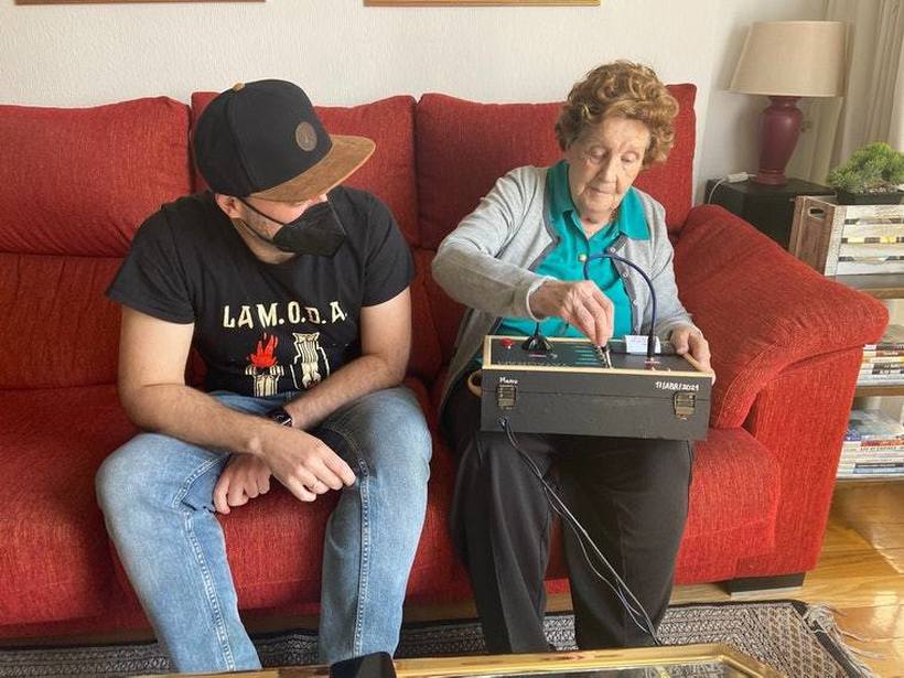 Внукот направил уред за полесна комуникација со својата баба која не користи мобилен телефон