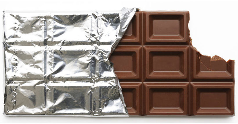 Зошто чоколадите се виткаат во алуминиумска фолија?