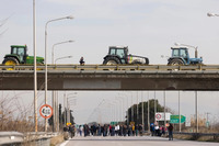 Земјоделците од Грција денеска ќе ги блокираат граничните премини кон Македонија