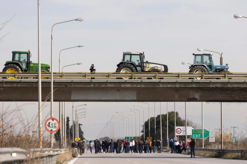Земјоделците од Грција денеска ќе ги блокираат граничните премини кон Македонија