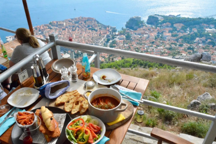 Туристите изненадени: Еве колку ќе ве чини еден ручек на Јадранот