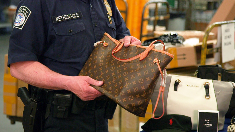 Ако патувате со лажни дизајнерски чанти, можете да одите во затвор: Еве во кои земји