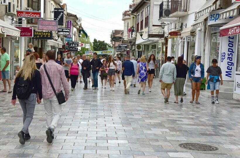 Првата група Британци пристигна во Охрид, со чартерите од Лондон и Манчестер се очекуваат до 7 илјади гости!