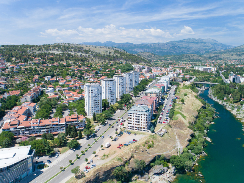 Платен превоз и сместување: Бараме брачен пар за работа во Црна Гора