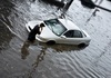 Што треба да сторите ако со возилото влезете во поплавена улица?