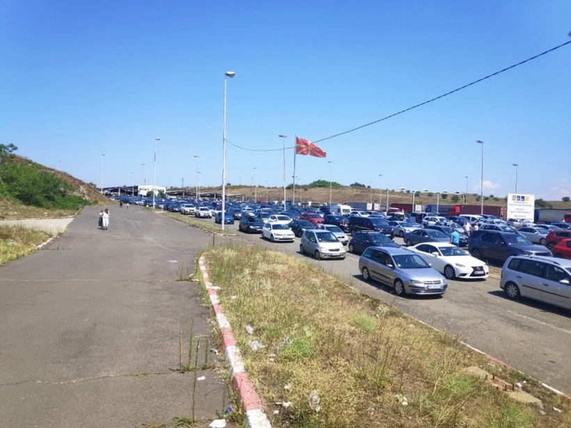Стотици автомобили заглавени на Богородица за влез во Грција