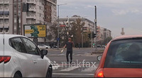 (Видео) Жонглер ги забавува возачите додека чекаат на црвено светло во Аеродром