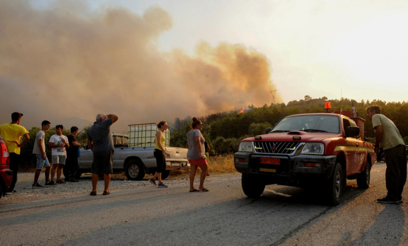 Грција нуди еднонеделен бесплатен одмор на Родос за туристите кои беа принудени да заминат поради пожар