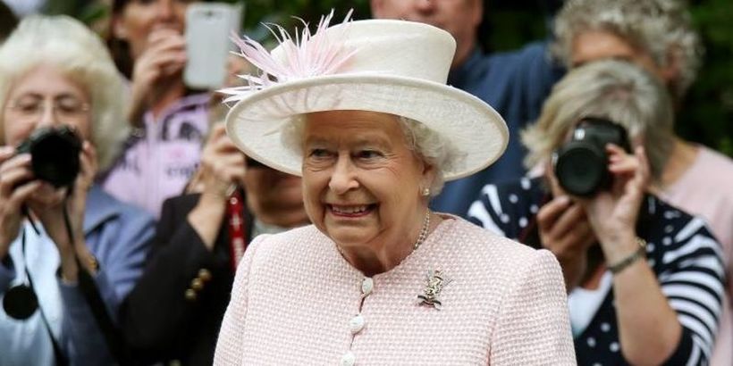 Омилена храна на кралицата Елизабета 60 години: Печена риба со зеленчук, овошје и темно чоколадо